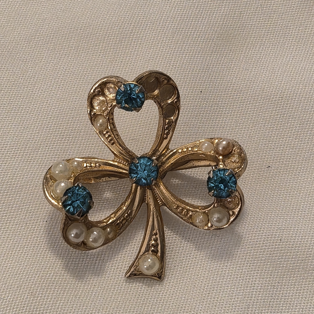 Chic Gold Clover Brooch with Blue Accents